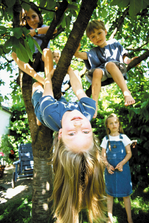 英国列出12岁之前必须做的户外活动：抓鱼 爬树