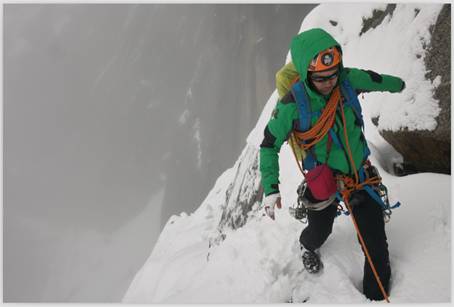恶劣的天气和冰雪覆盖的陡峭山峰让队员们的登顶之路异常难行