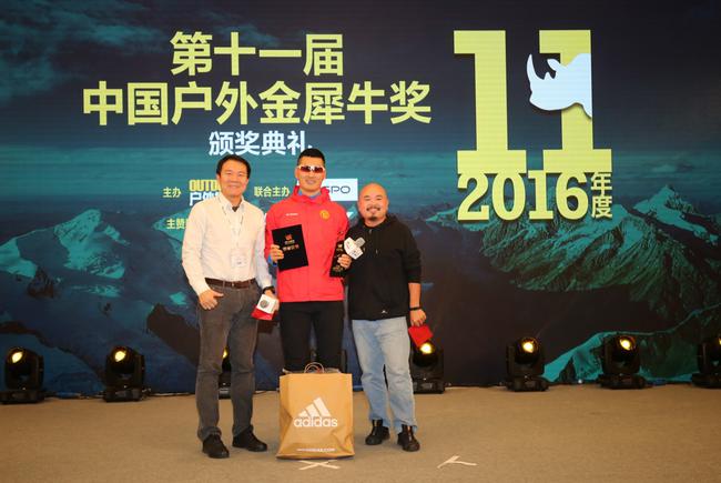 颁奖嘉宾：乐视户外事业部总经理蔡英元（左）和磨房网副总裁袁志滨（右）。