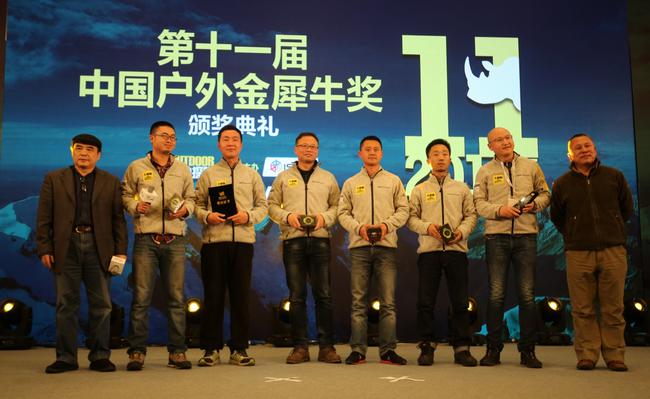 颁奖嘉宾：中国科学探险协会常务理事沈爱民（左一）和中国科学院遥感与数字地球研究所研究员刘少创（右一）。