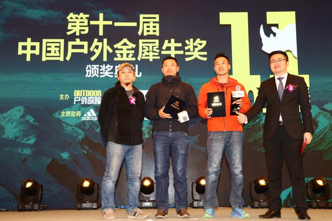 颁奖嘉宾：纪录片制作人、导演刘畅（左一）和蜂鸟网CEO欧阳潼舢（右一）。