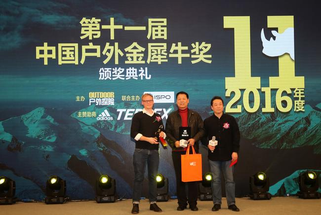 颁奖嘉宾：Camelbak（驼峰）亚太区销售经理Ian Steinmo（左）和《户外探险》杂志出版人吕晖（右）。