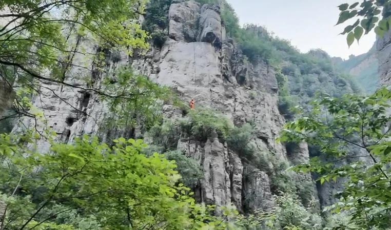 邯郸“驴友”被困响堂山半山腰一夜后获救