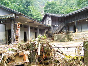 重庆红色旅游景点损失1787万 渣滓洞前一片狼籍