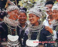 苗族青年奇特的求爱方式