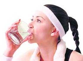 大量流汗后应怎样补充水分