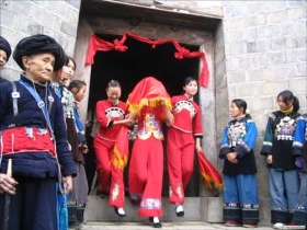 彝族淳朴婚俗：男女同床动口不动手