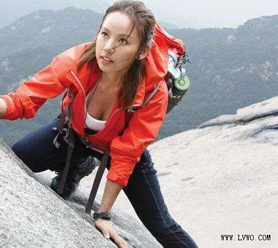 李孝利秀性感乳沟 登山代言户外品牌(图)