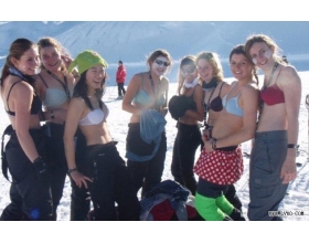 牛津剑桥学生滑雪之旅惊曝女生裸体砸蛋吃尿雪(图)