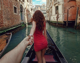 俄罗斯摄影师带美艳女友游遍全球