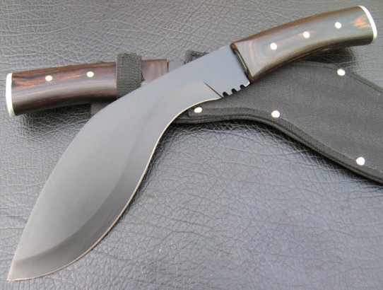 推荐几款可在户外野营时配备的军刀(图)