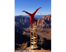 挪威艺术家在世界之巅表演平衡倒立