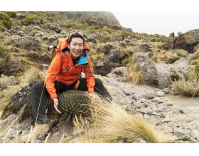 窦骁登顶乞力马扎罗 挑战5895米海拔