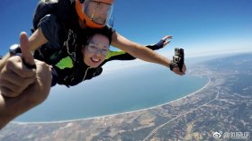 刘晓庆玩跳伞4500米高空一跃而下