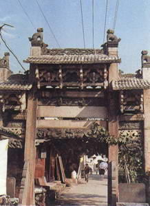 “师儒侍养”牌坊