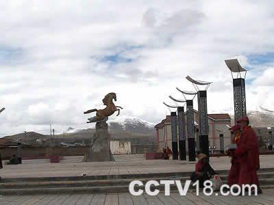 色达紫铜金马塑像