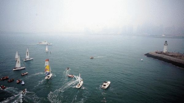 青岛号冲过终点