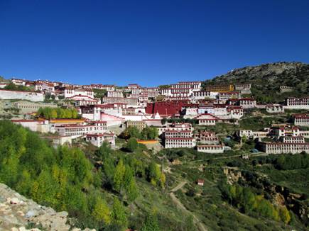 甘丹寺位于旺波日山上，寺庙傍山而立