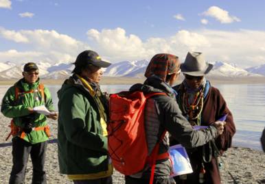 队员将汉藏环保宣传页发给藏民