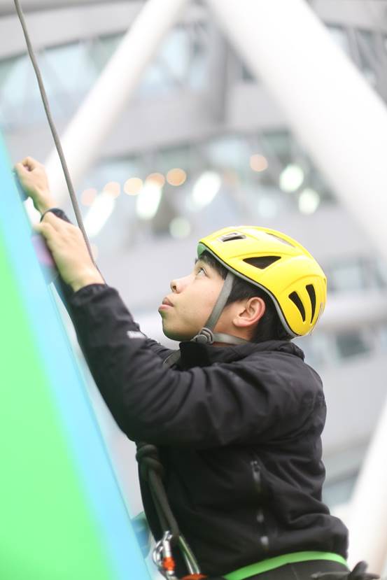 凯乐石图：认真攀岩，势要登顶