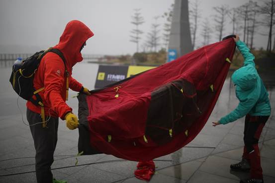 凯乐石图：大家合力搭帐篷