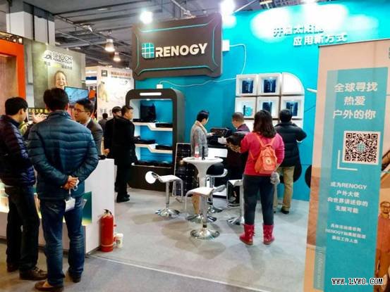 络绎不绝前来体验RENOGY如果新能源展位的观众