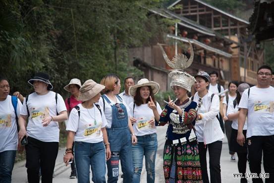 与当地居民交流