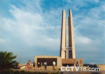 抗震纪念碑广场风景图