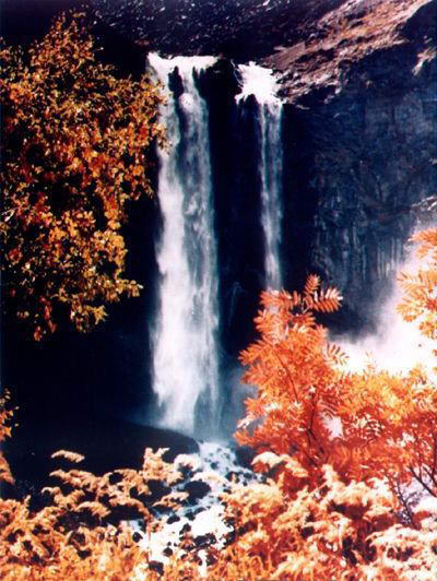 长白瀑布风景图