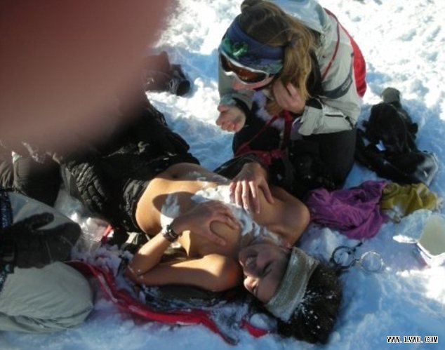 『英国』裸体砸蛋吃尿雪 牛津剑桥滑雪团丑闻(图) - JuliaD - 每日小抄在网易 Embarrassment: Scott Dunn was so unhappy with the students' antics, it has refused to sponsor further trips