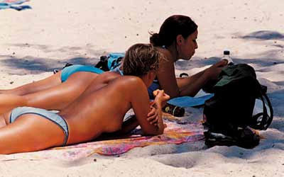 亲近自然赤裸以对 探秘全裸成风的海滩