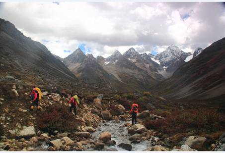 乱石区是一段非常难走的路,途中有队员不慎摔伤