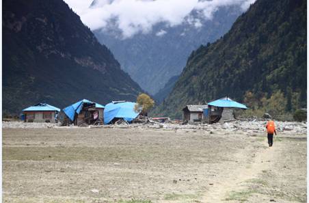 在穿越的路上,随处可见被自然灾害摧毁的小村庄