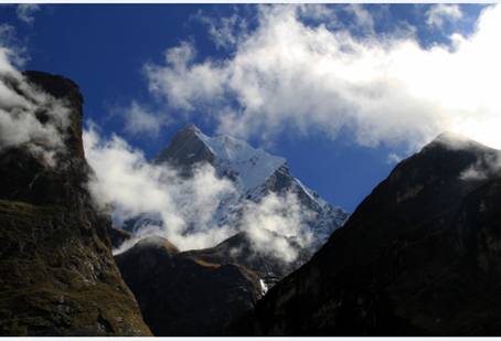 高高耸立的鱼尾峰，这座至今仍为处女峰的尼泊尔神山