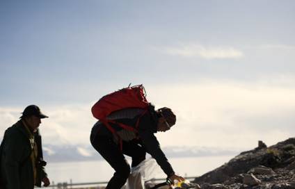 大家在海拔4700米的“天湖”附近捡拾垃圾