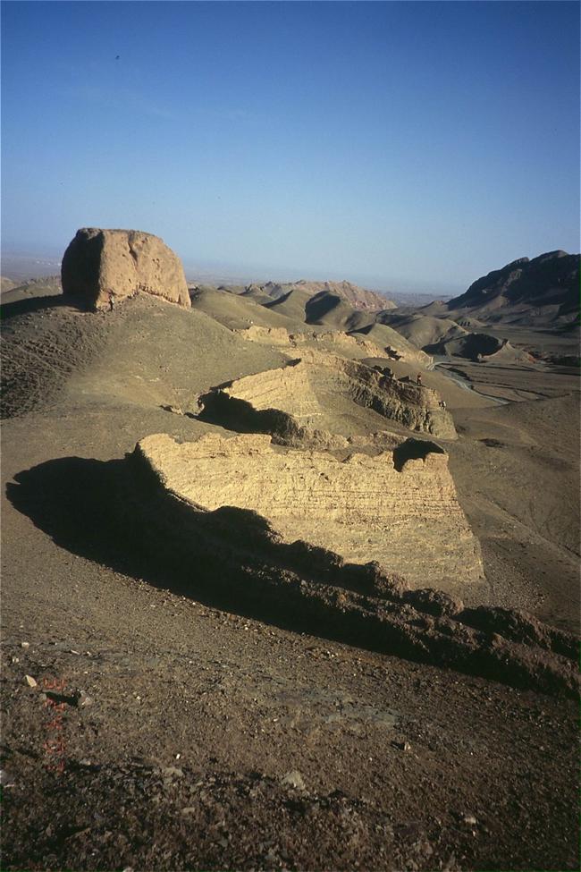 贺兰山长城残体。