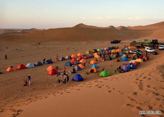 途经美丽的湖泊、广袤的沙漠，到达营地