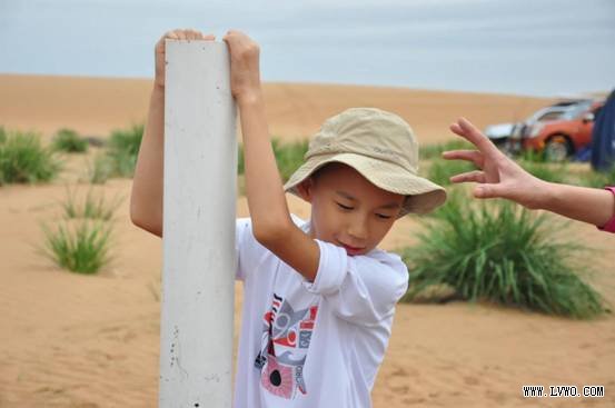 孩子们在沙漠中寻找生命之水