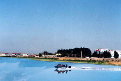 柴窝堡湖游览区风景图